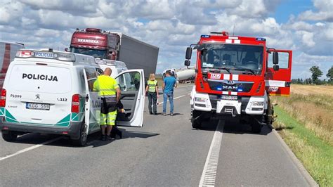 Automobilis su sugedusiu ratu kelyje