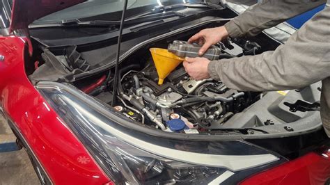 Serviso darbuotojai atlieka variklio diagnostiką