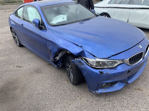 Automobilio BMW priekis po avarijos