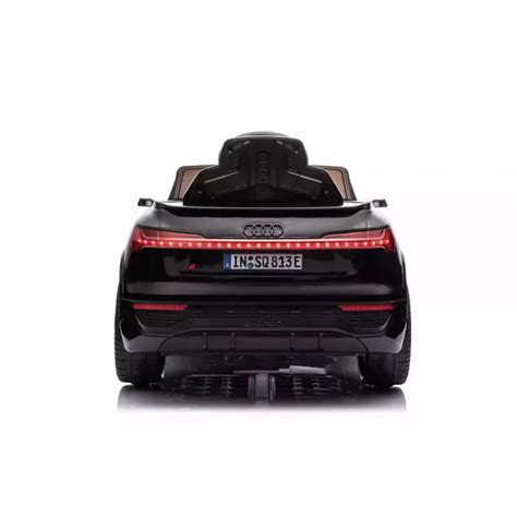 Juodas Audi su užrašu LRS 001