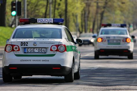 Simbolinis paveikslas apie viršytą greitį ir jo pasekmes