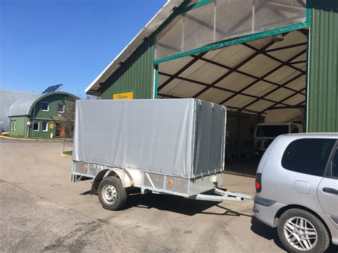 Nuotrauka su įvairių tipų gervėmis priekaboms