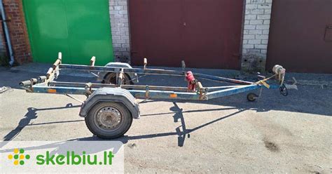 Nuotrauka su valties priekaba ir sumontuota gerve