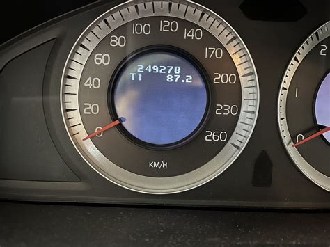 Volvo V70 automobilio prietaisų skydelis su įspėjamaisiais indikatoriais