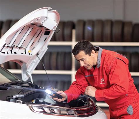 Citroen serviso mechanikas atlieka automobilio techninę apžiūrą