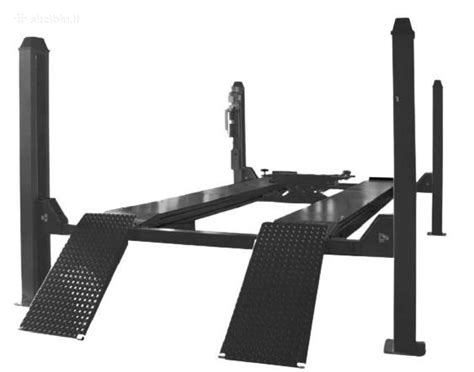 Keturių kolonų keltuvas ratų suvedimui