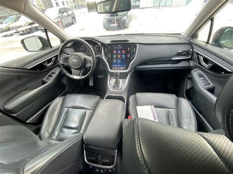Subaru Outback automobilio interjeras su akcentu ant galinių sėdynių