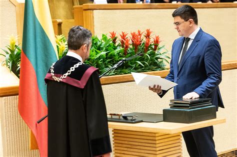Nuotrauka, demonstruojanti M/T padangą purvo kelyje