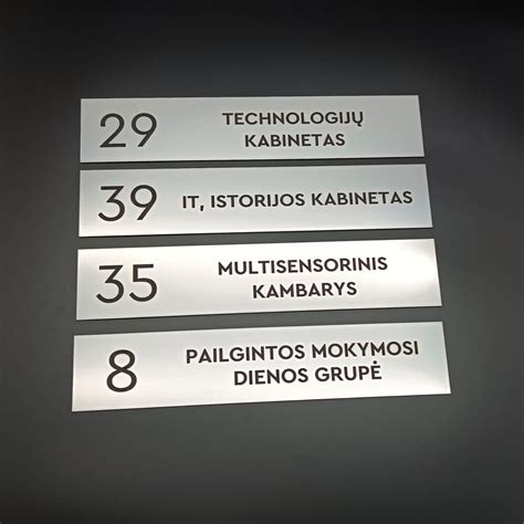 Informacinė lentelė ant automobilio statramsčio su padangų dydžiais