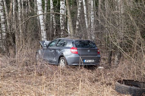 BMW automobilis, nulėkęs nuo kelio