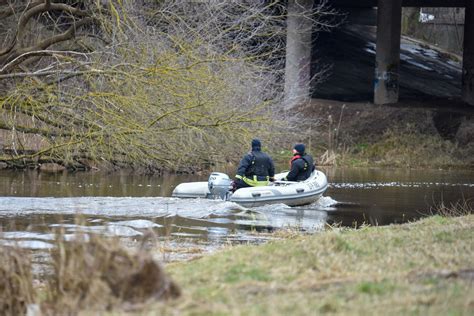Narai ieško skenduolių Nevėžio upėje