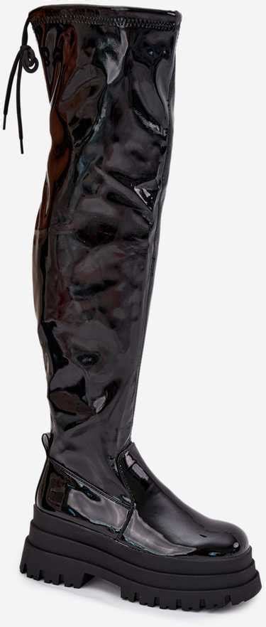 Nuotrauka, vaizduojanti automobilį ant evakuatoriaus platformos.