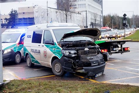 Policijos automobilis prie eismo įvykio vietos