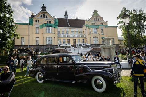 Istorinių Peugeot automobilių paroda