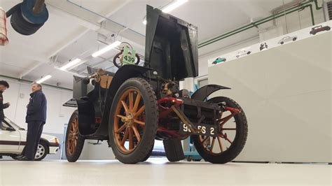 Istorinis Peugeot automobilis su anglimi kūrenama jėgaine