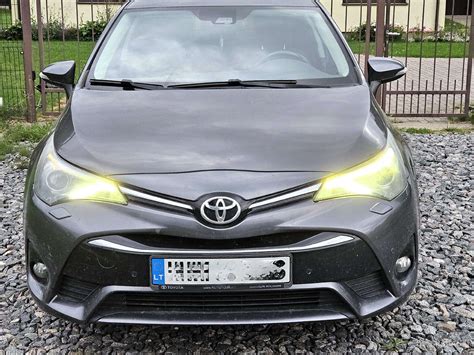 Toyota Avensis automobilio priekiniai žibintai su defektais