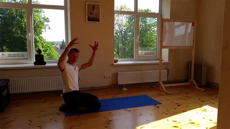 Stovėjimas ant galvos jogos poza