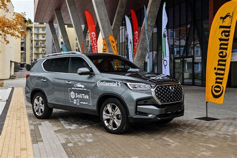 Visureigis automobilis važiuoja bekele