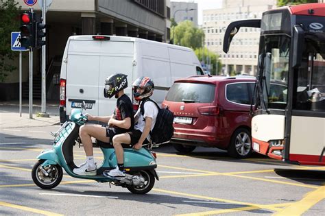 Amžiaus ribos ir egzaminai mopedų vairuotojams