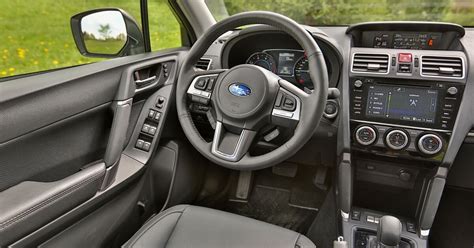 Nuotrauka Subaru Forester automobilio su akcentu ant vairo mechanizmo