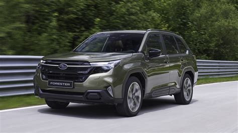 Subaru Forester su sulūžusia spyruokle