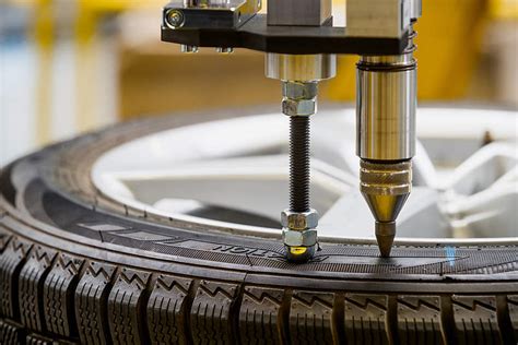 Automobilio ratų montavimo ir balansavimo procesas