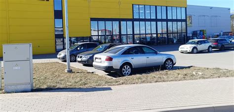 Autoserviso darbuotojas tikrina automobilį
