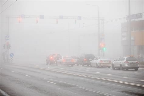 Nuotrauka, iliustruojanti blogas oro sąlygas kelyje (rūkas, slidumas)