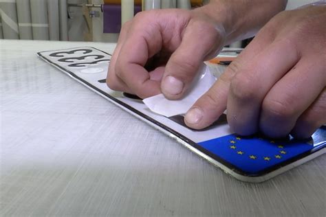 Schema, kaip turėtų būti apšviestas valstybinio numerio ženklas