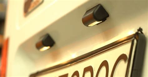 Nuotrauka su paaiškinimu, kaip pakeisti valstybinio numerio lemputę