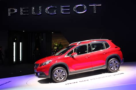 Peugeot 2008 automobilis su skirtingais ratlankiais
