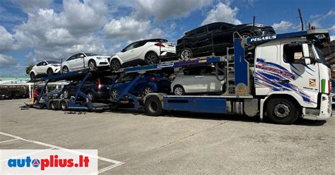Automobilių transportavimo autovežiu vaizdas
