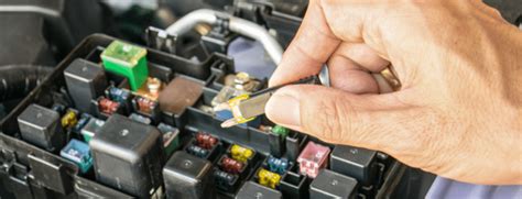 Schematinis vaizdas, kaip rasti ir patikrinti automobilio saugiklius
