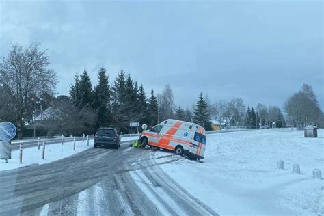 Pavojingos kelio sąlygos, skatinančios automobilių slydimą
