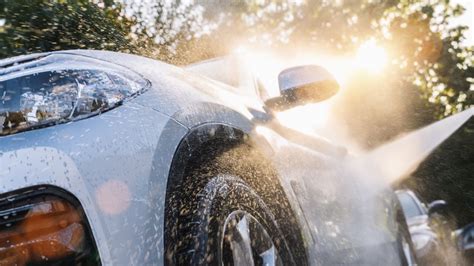 Automobilis plaunamas profesionalioje plovykloje