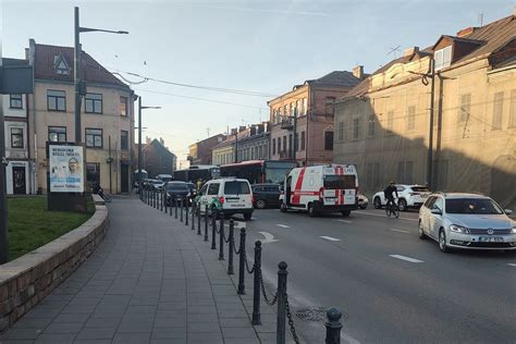 Autobusas ir policijos automobilis