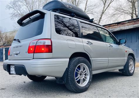 Subaru Forester SF su sumontuotais vėjo deflektoriais