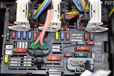 Citroen C5 X7 PSF1 saugiklių dėžutės viršutinės dalies schema