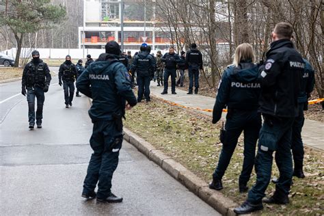 Policijos pareigūnai dirba prie kompiuterių
