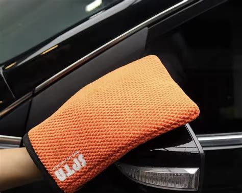 Molio gabalėlis valo automobilio dažų paviršių