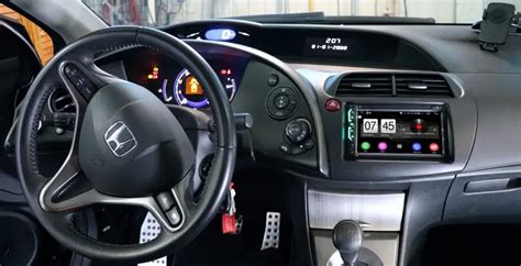 Honda Civic VIII interjeras su futuristiniu prietaisų skydeliu