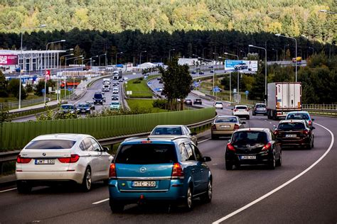 Saugus atstumas tarp automobilių skirtingais greičiais