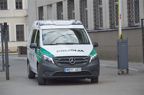 Policijos automobilis gaudo motociklą