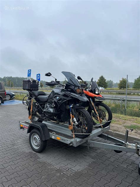 Supratimas kelyje tarp automobilių ir motociklų