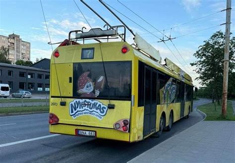 Troleibuso vairuotojas laukia keleivių
