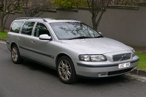 Volvo V70 II automobilis su įjungta DSTC sistema