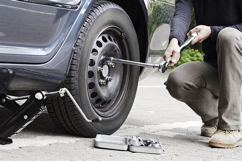 Žingsniai keičiant automobilio ratą