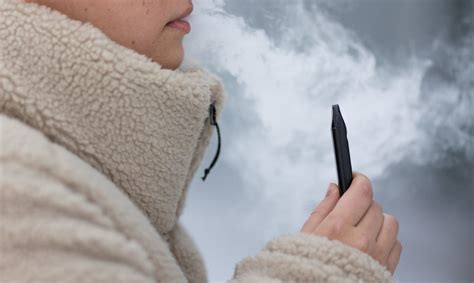 Elektroninė cigaretė ir skysčių buteliukai