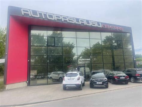 Automobilių serviso meistrai dirba su automobiliu