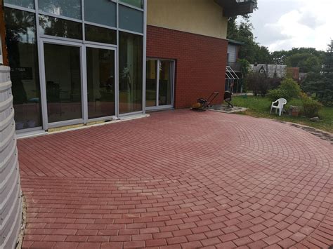 raudonų trinkelių danga